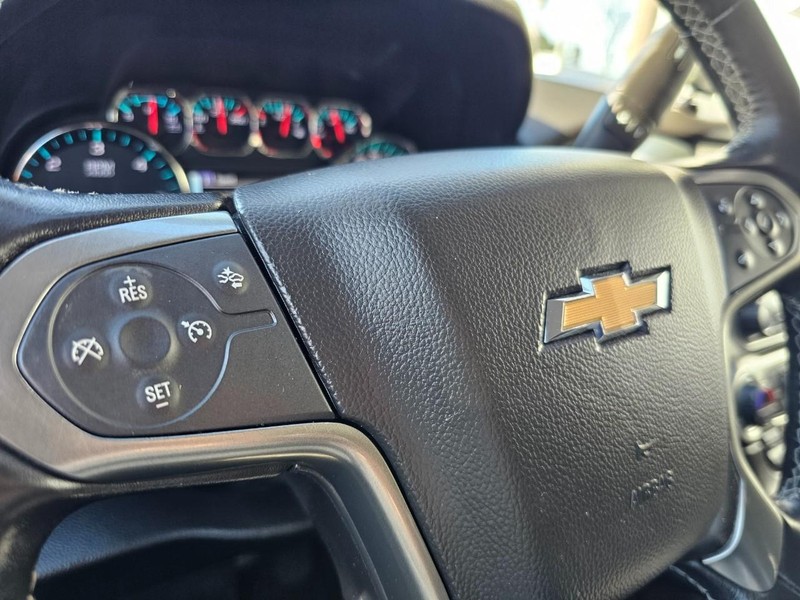 Chevrolet Suburban Vehicle Full-screen Gallery Image 18