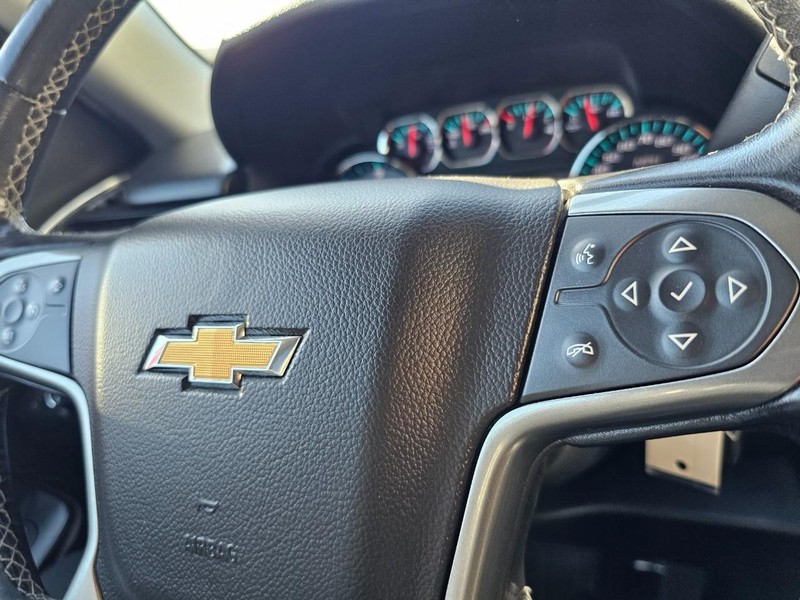 Chevrolet Suburban Vehicle Full-screen Gallery Image 19