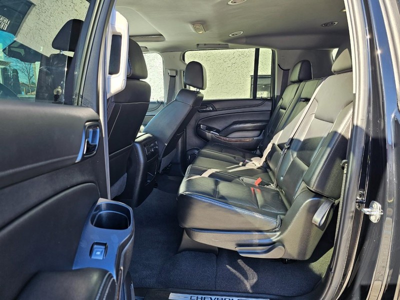 Chevrolet Suburban Vehicle Full-screen Gallery Image 20