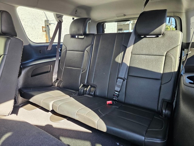 Chevrolet Suburban Vehicle Full-screen Gallery Image 21