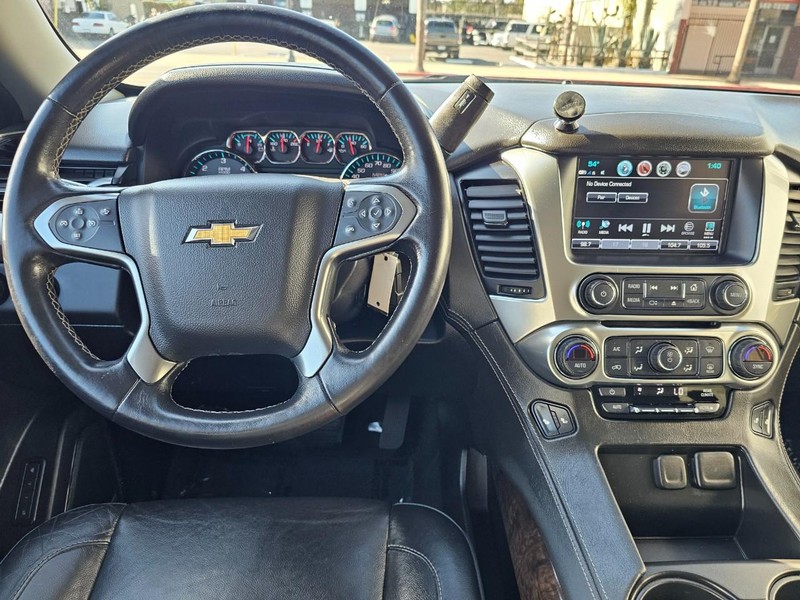 Chevrolet Suburban Vehicle Full-screen Gallery Image 23