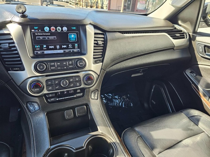 Chevrolet Suburban Vehicle Full-screen Gallery Image 25