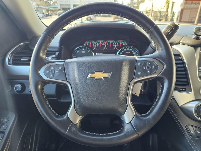 Chevrolet Suburban Vehicle Full-screen Gallery Image 26