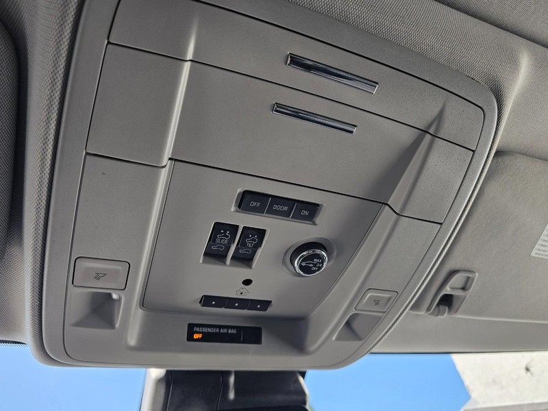 Chevrolet Suburban Vehicle Full-screen Gallery Image 30