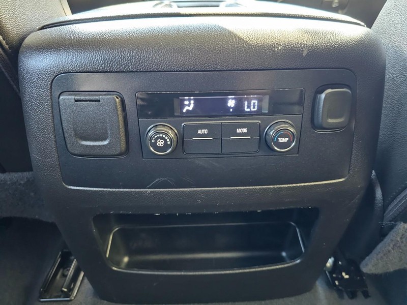 Chevrolet Suburban Vehicle Full-screen Gallery Image 31