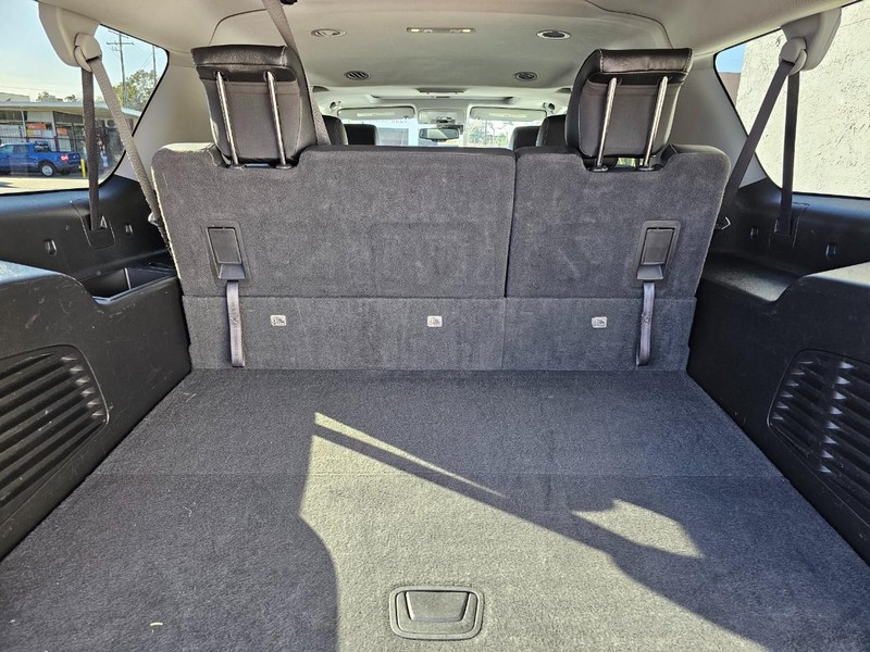 Chevrolet Suburban Vehicle Full-screen Gallery Image 33