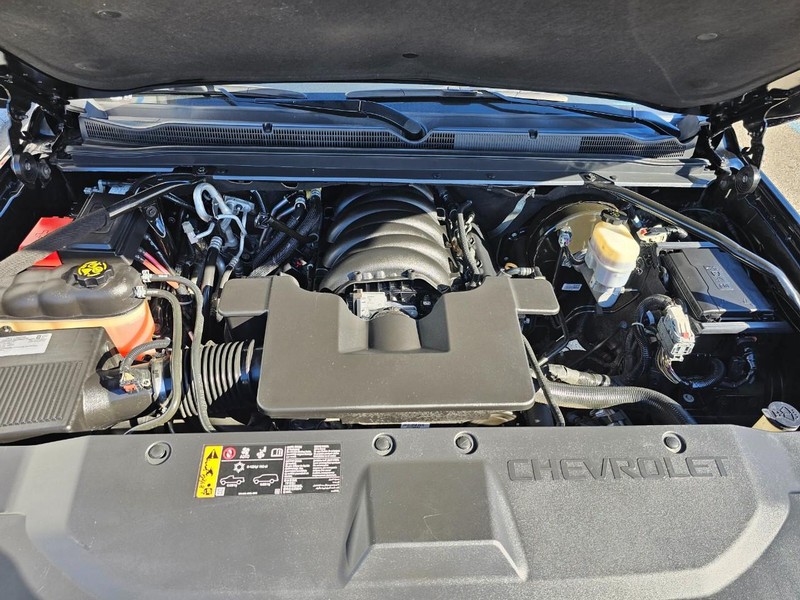 Chevrolet Suburban Vehicle Full-screen Gallery Image 34