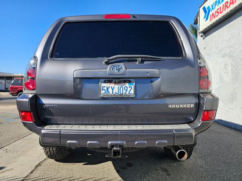 Toyota 4Runner Vehicle Full-screen Gallery Image 4