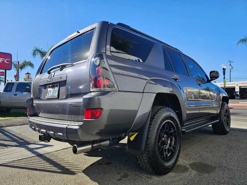 Toyota 4Runner Vehicle Full-screen Gallery Image 5