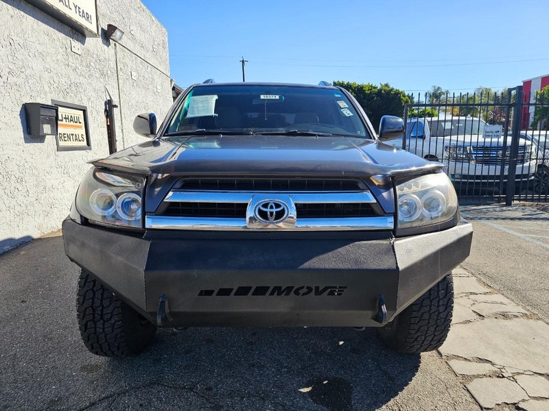 Toyota 4Runner Vehicle Full-screen Gallery Image 7
