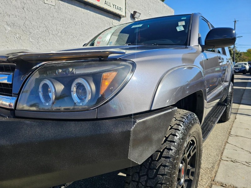 Toyota 4Runner Vehicle Full-screen Gallery Image 9