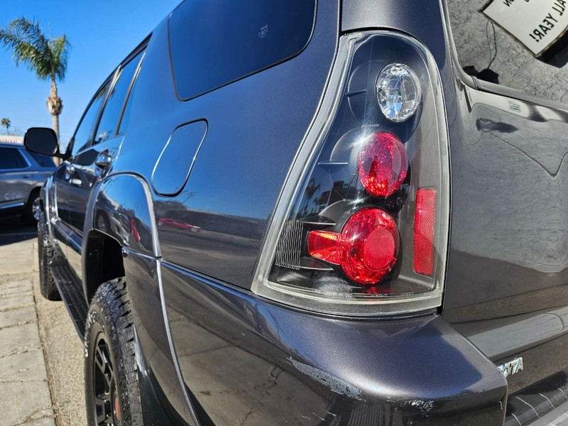 Toyota 4Runner Vehicle Full-screen Gallery Image 10