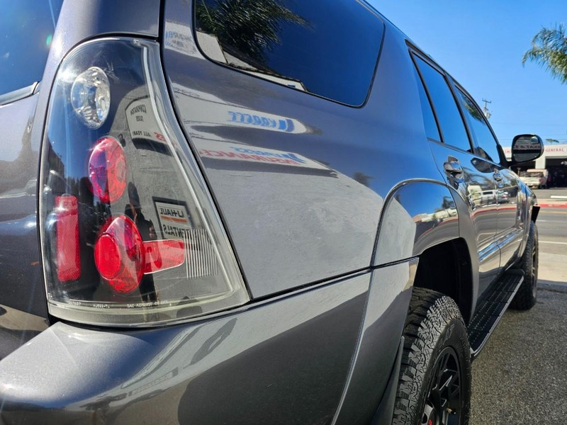 Toyota 4Runner Vehicle Full-screen Gallery Image 11