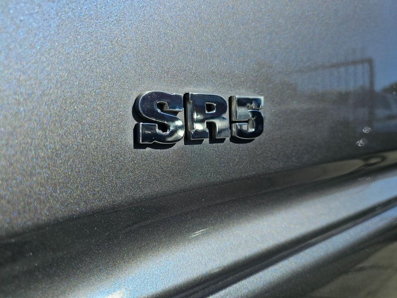 Toyota 4Runner Vehicle Full-screen Gallery Image 12