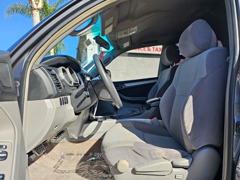 Toyota 4Runner Vehicle Full-screen Gallery Image 14