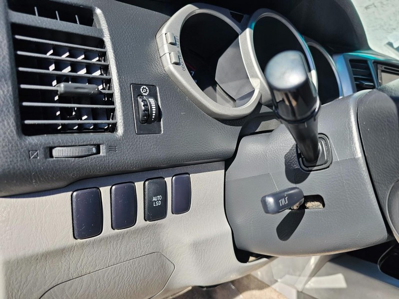 Toyota 4Runner Vehicle Full-screen Gallery Image 15