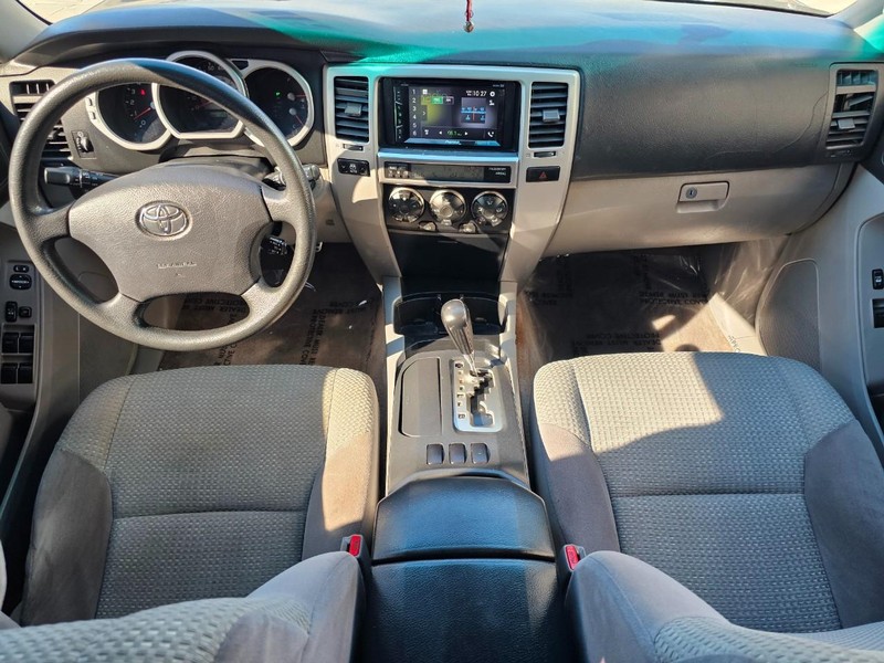 Toyota 4Runner Vehicle Full-screen Gallery Image 17