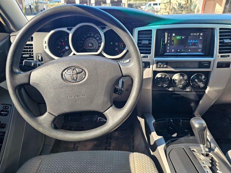 Toyota 4Runner Vehicle Full-screen Gallery Image 18