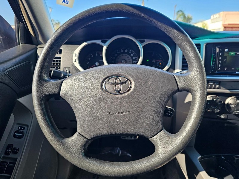 Toyota 4Runner Vehicle Full-screen Gallery Image 19