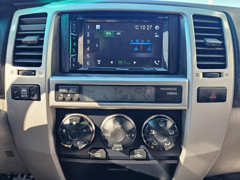 Toyota 4Runner Vehicle Full-screen Gallery Image 20