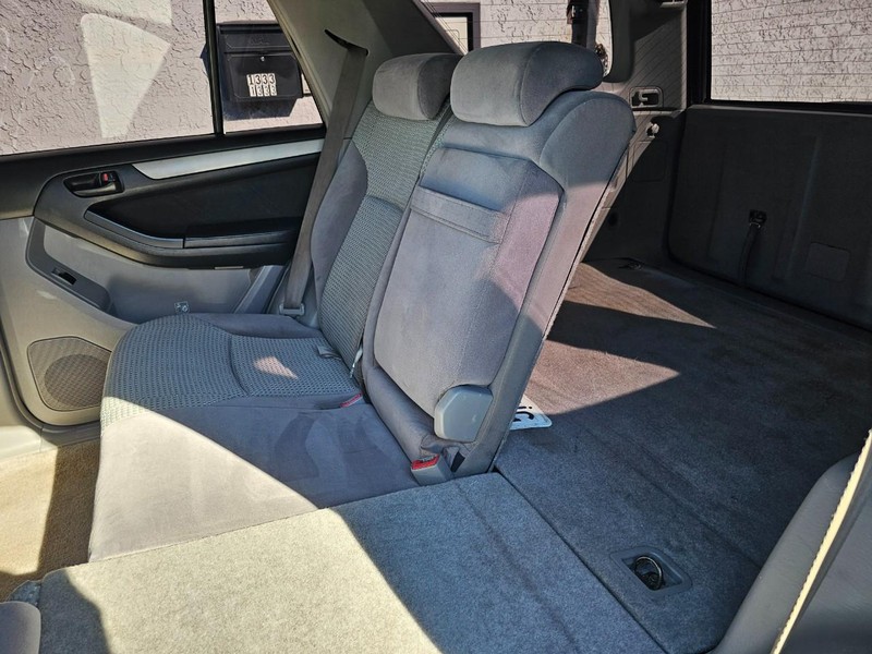 Toyota 4Runner Vehicle Full-screen Gallery Image 23
