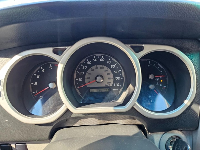 Toyota 4Runner Vehicle Full-screen Gallery Image 24