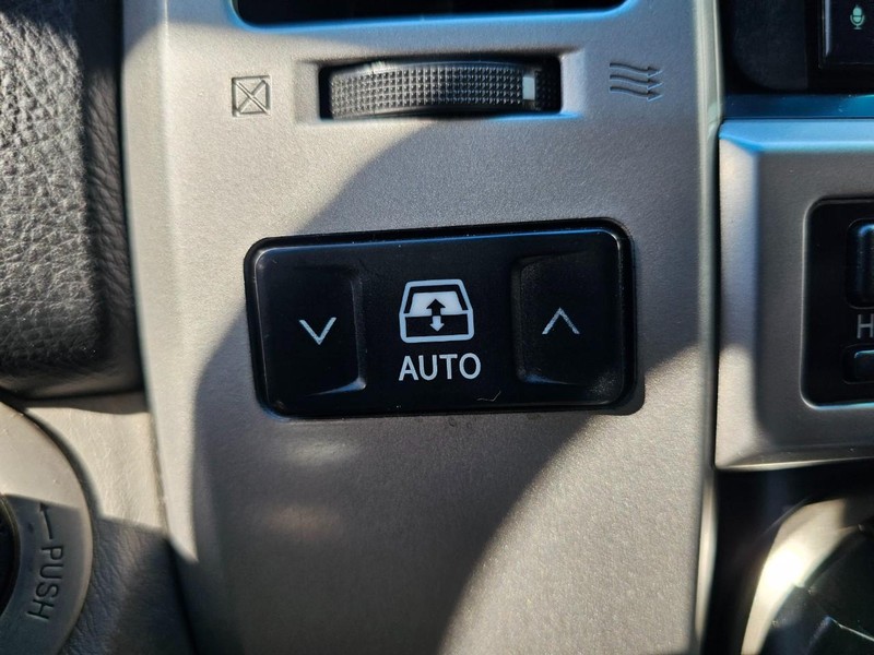 Toyota 4Runner Vehicle Full-screen Gallery Image 26