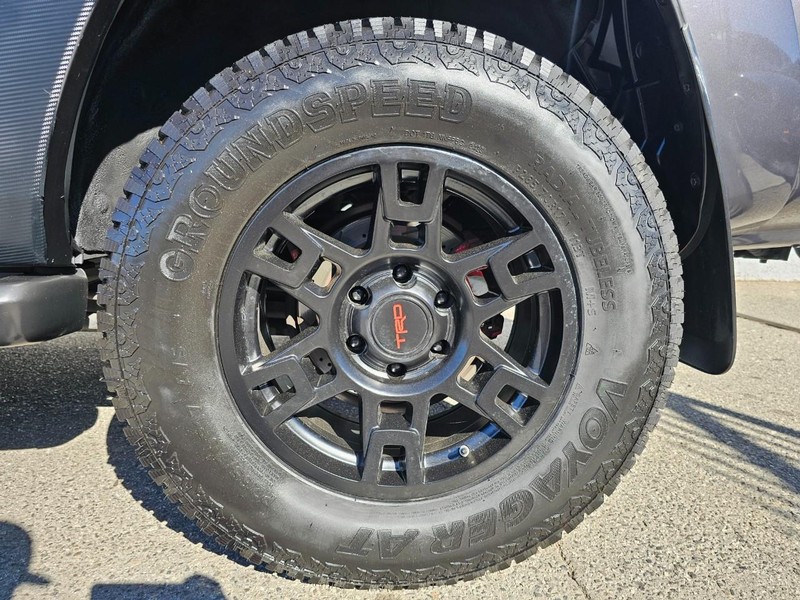 Toyota 4Runner Vehicle Full-screen Gallery Image 29