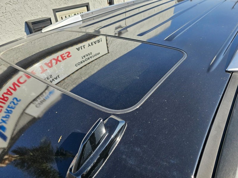 Cadillac Escalade Vehicle Full-screen Gallery Image 8