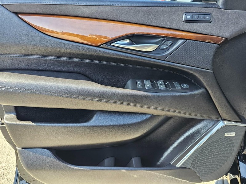 Cadillac Escalade Vehicle Full-screen Gallery Image 10