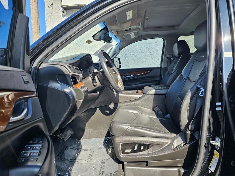 Cadillac Escalade Vehicle Full-screen Gallery Image 11