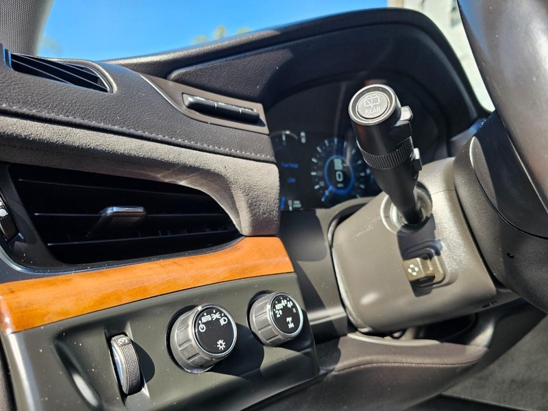 Cadillac Escalade Vehicle Full-screen Gallery Image 12