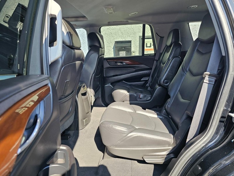 Cadillac Escalade Vehicle Full-screen Gallery Image 16