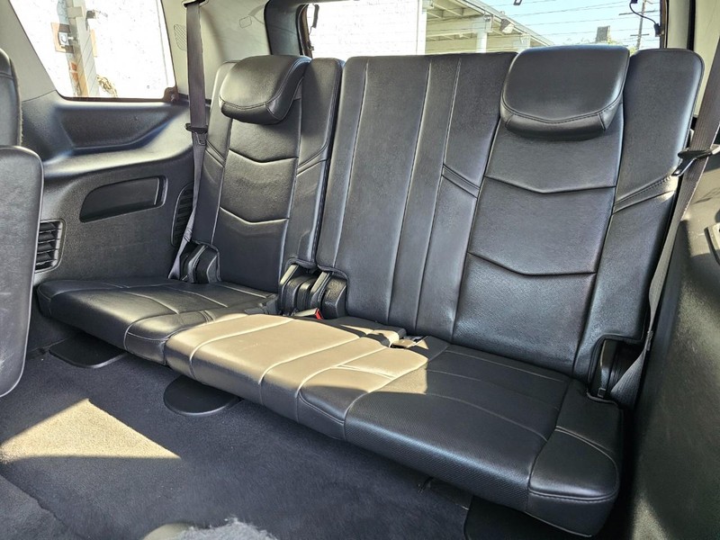 Cadillac Escalade Vehicle Full-screen Gallery Image 17