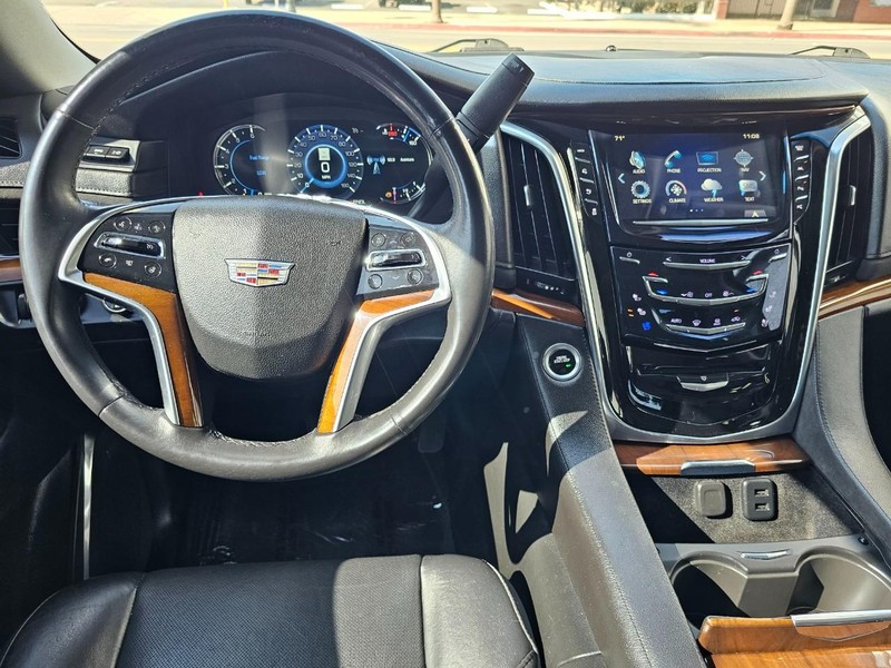 Cadillac Escalade Vehicle Full-screen Gallery Image 19
