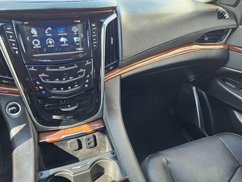 Cadillac Escalade Vehicle Full-screen Gallery Image 22