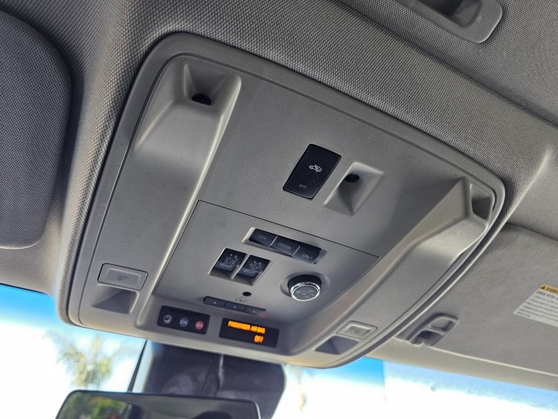 Cadillac Escalade Vehicle Full-screen Gallery Image 25