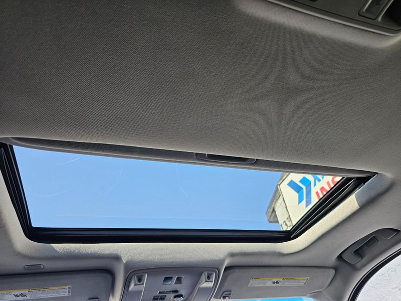 Cadillac Escalade Vehicle Full-screen Gallery Image 26