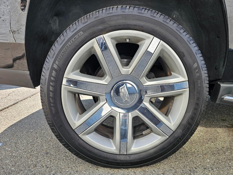 Cadillac Escalade Vehicle Full-screen Gallery Image 28
