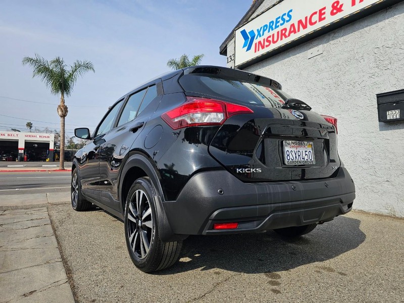 Nissan Kicks Vehicle Full-screen Gallery Image 3