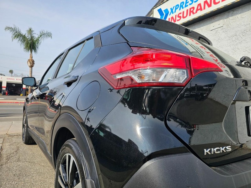 Nissan Kicks Vehicle Full-screen Gallery Image 10