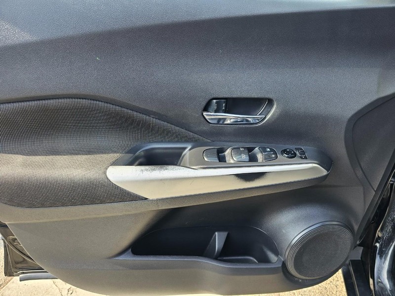 Nissan Kicks Vehicle Full-screen Gallery Image 13