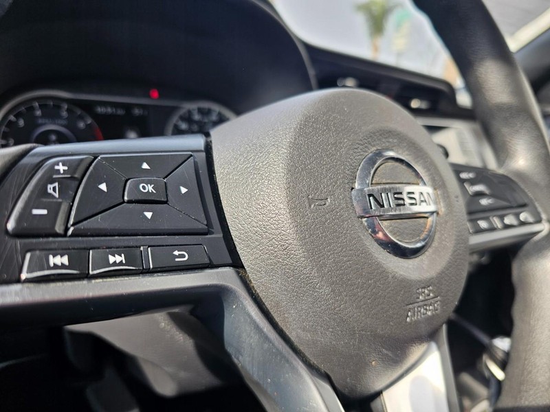Nissan Kicks Vehicle Full-screen Gallery Image 15