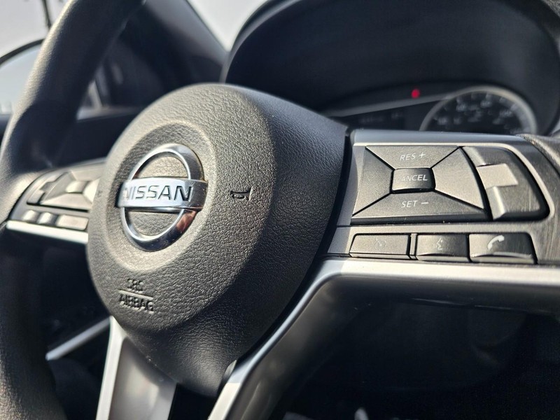 Nissan Kicks Vehicle Full-screen Gallery Image 16
