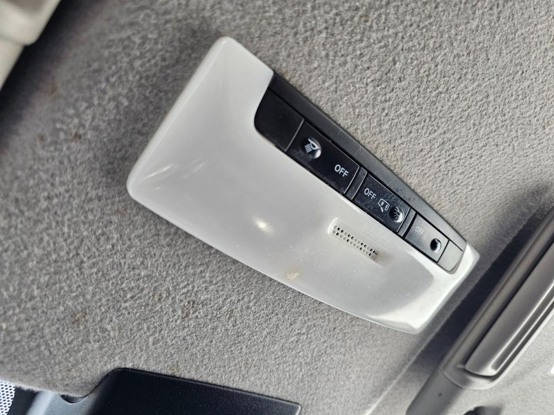 Nissan Kicks Vehicle Full-screen Gallery Image 19