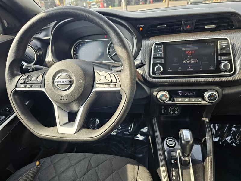 Nissan Kicks Vehicle Full-screen Gallery Image 23