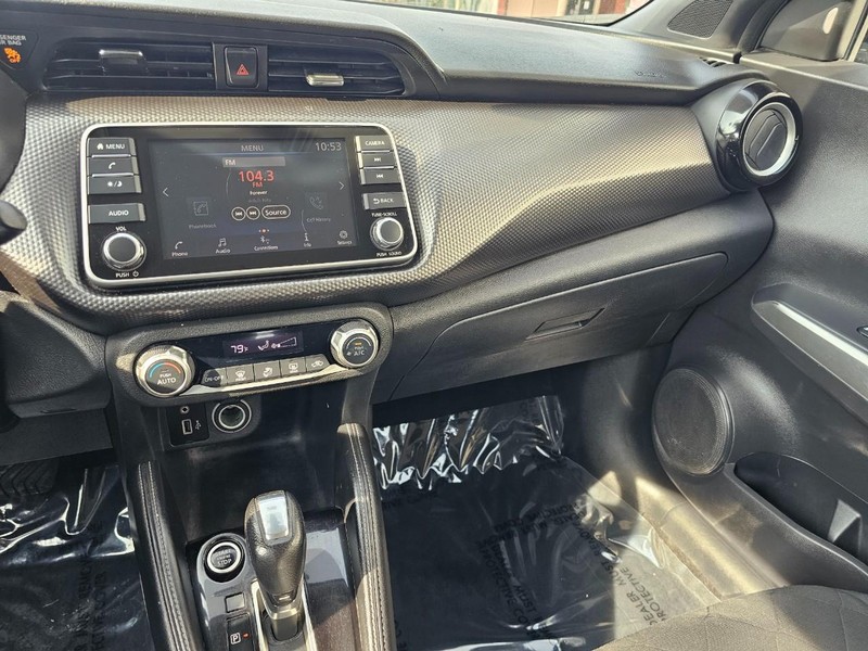 Nissan Kicks Vehicle Full-screen Gallery Image 24