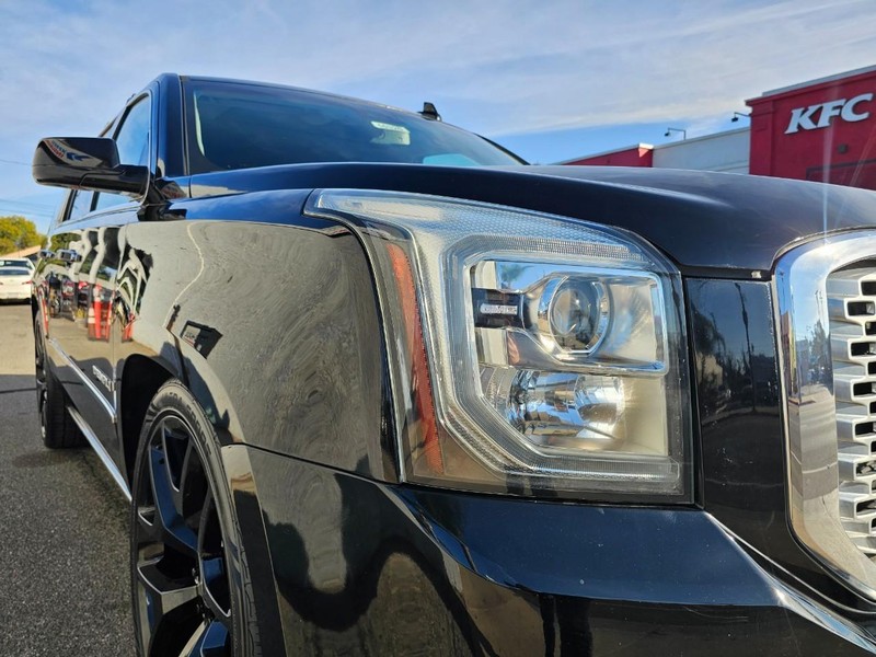 GMC Yukon Vehicle Full-screen Gallery Image 8