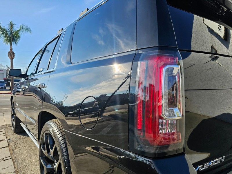GMC Yukon Vehicle Full-screen Gallery Image 10