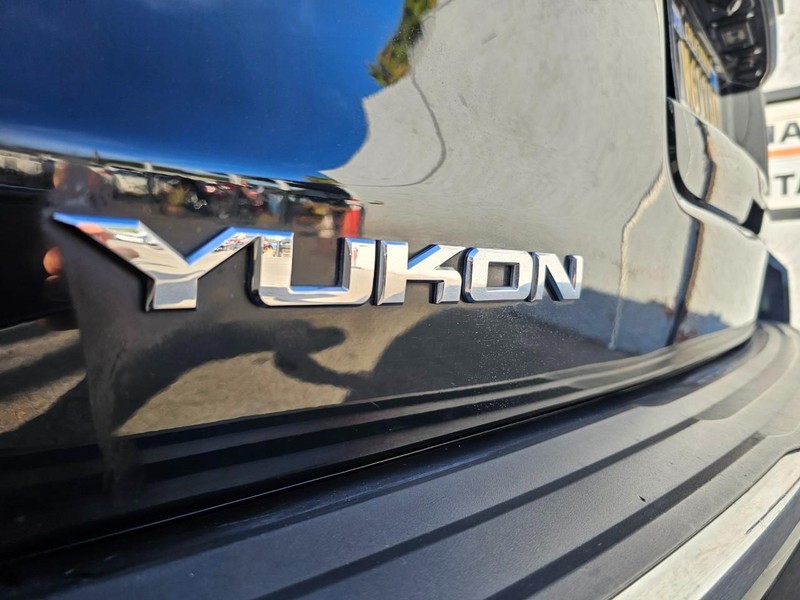 GMC Yukon Vehicle Full-screen Gallery Image 15